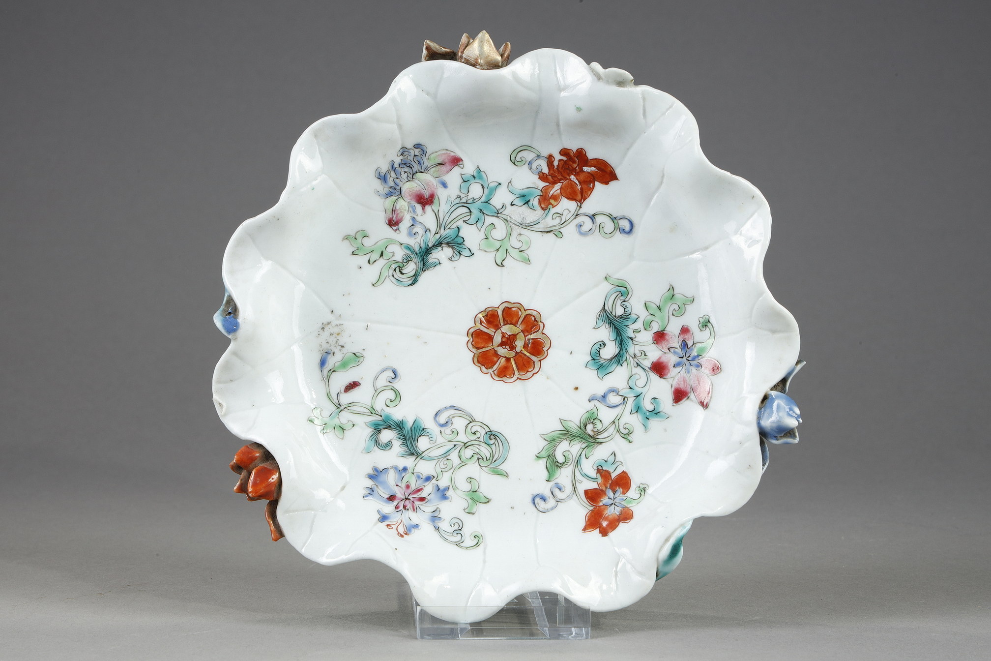 Small bowl in the shape of lotus with a relief decor applied .. China Qianlong period 1736/1795
Diam 14cm