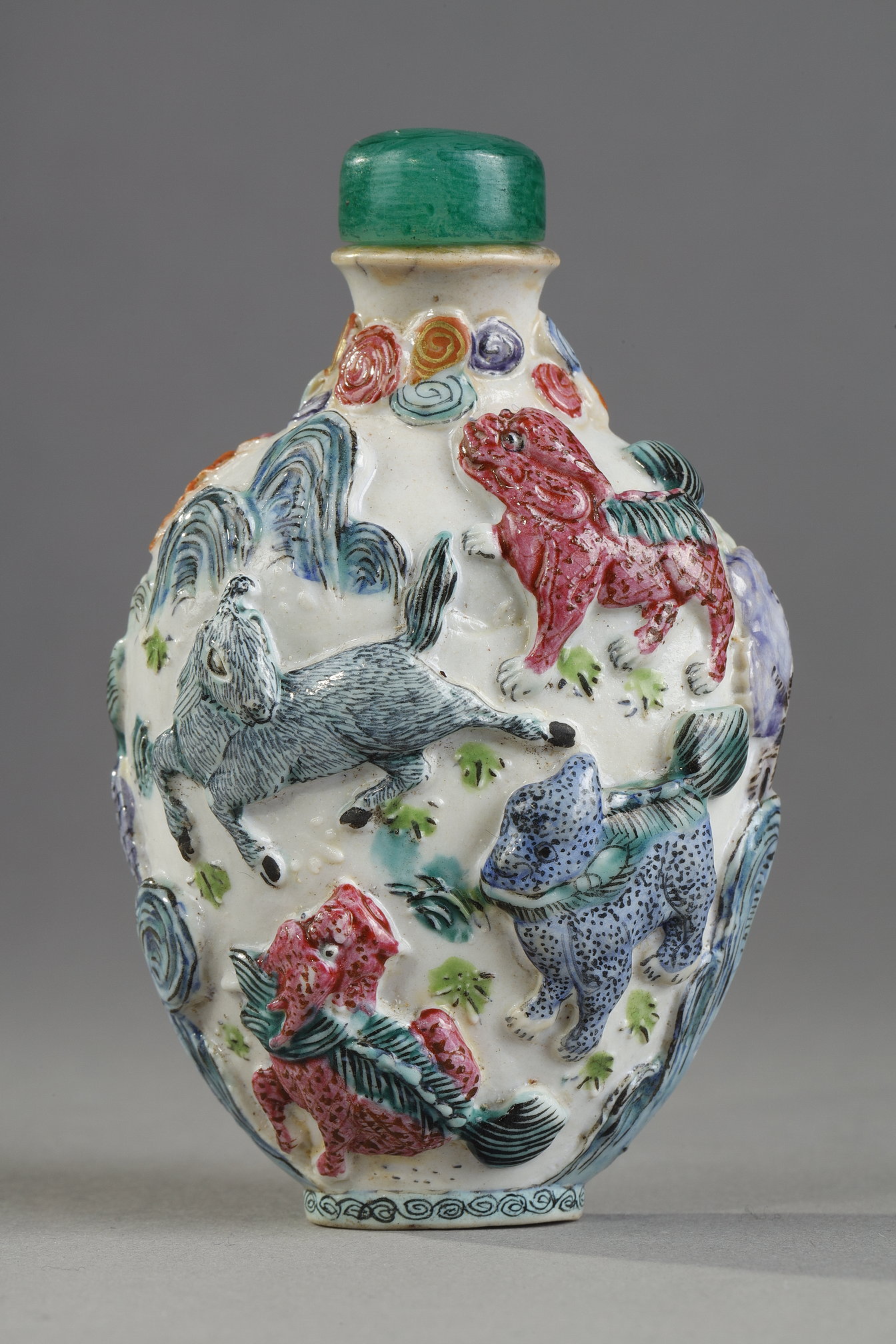 Moulded porcelain snuff box with fantastic animals decor - China 1800/1840