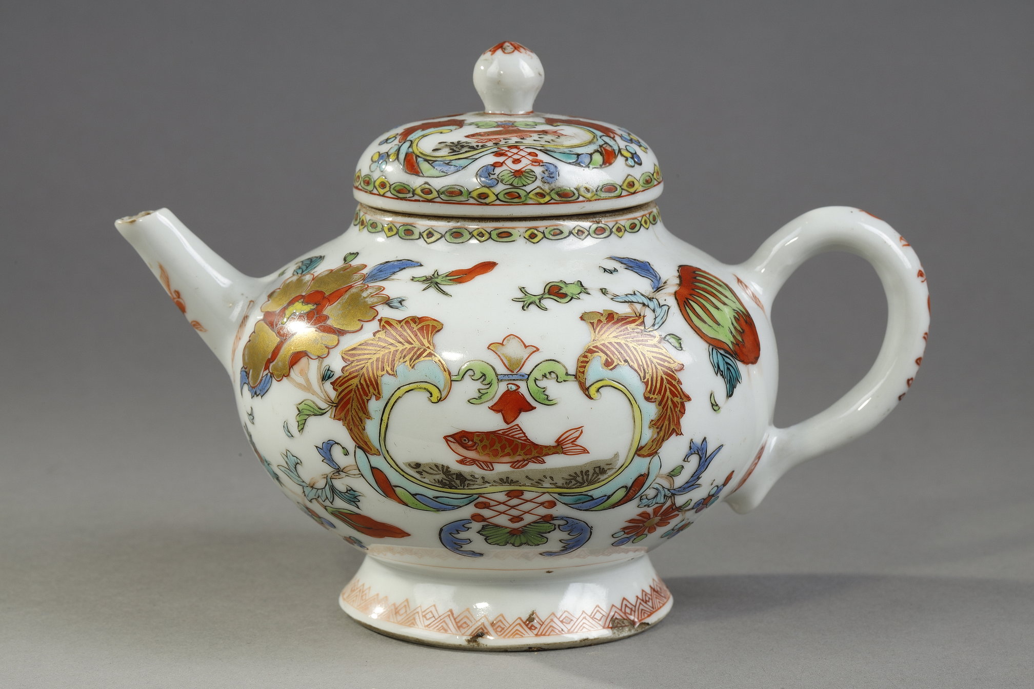Porcelain teapot from the Famille rose  with decor called Pompadour 
China circa 1745