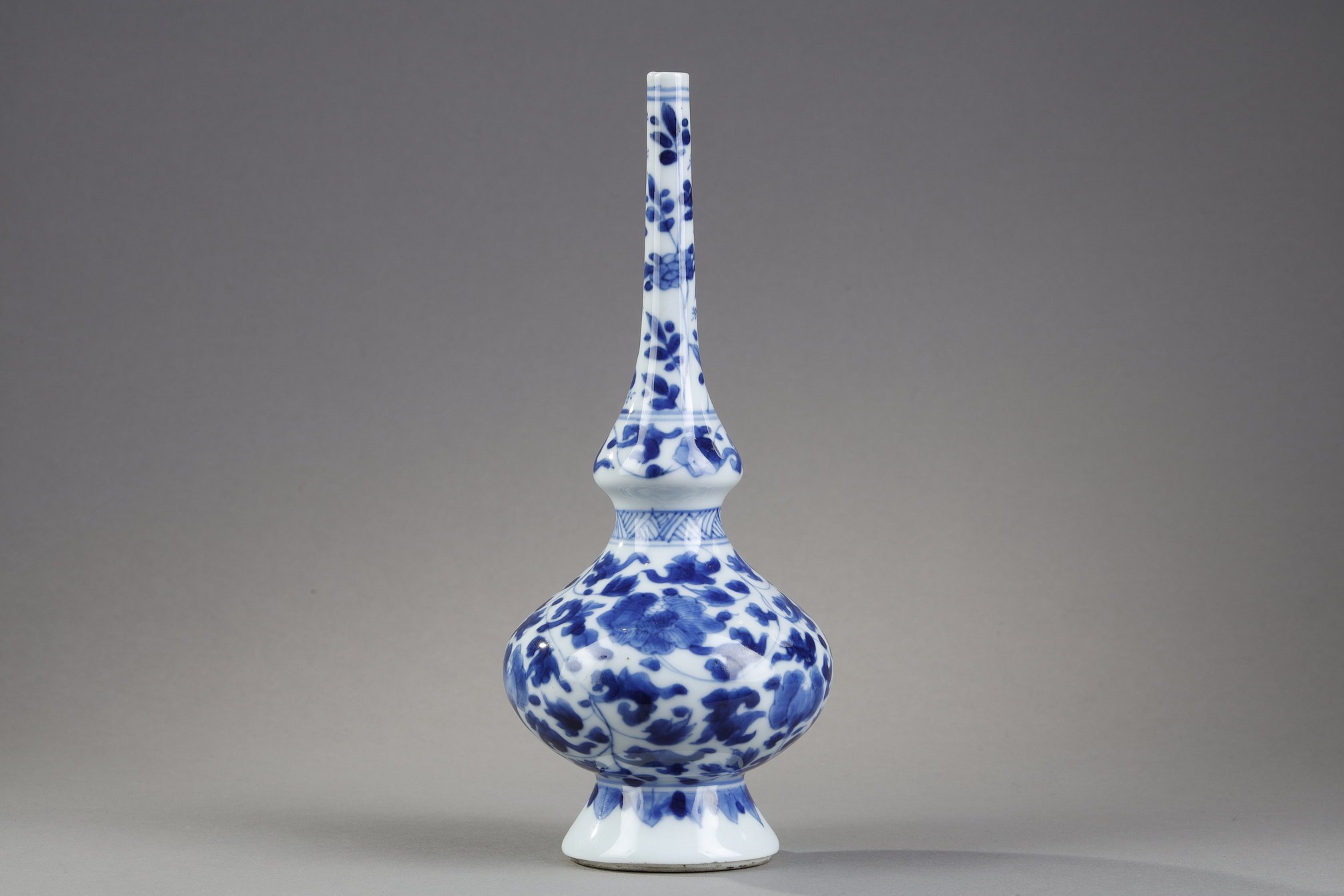 Sprinkler for rose water porcelain Blue White a floral decor  . China Kangxi period 1662/1722