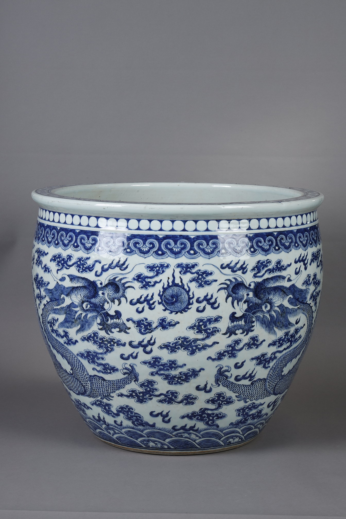 Very large fish bowl in white blue porcelain decorated with two dragons in search of the fiery pearl - China second part of the 19th century
diam 62,5cm