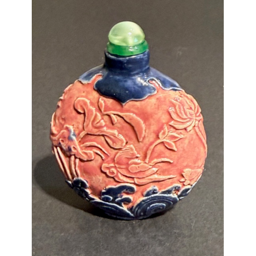 Snuff bottle porcelain molded with bird and lotus on each face - 1890/1920