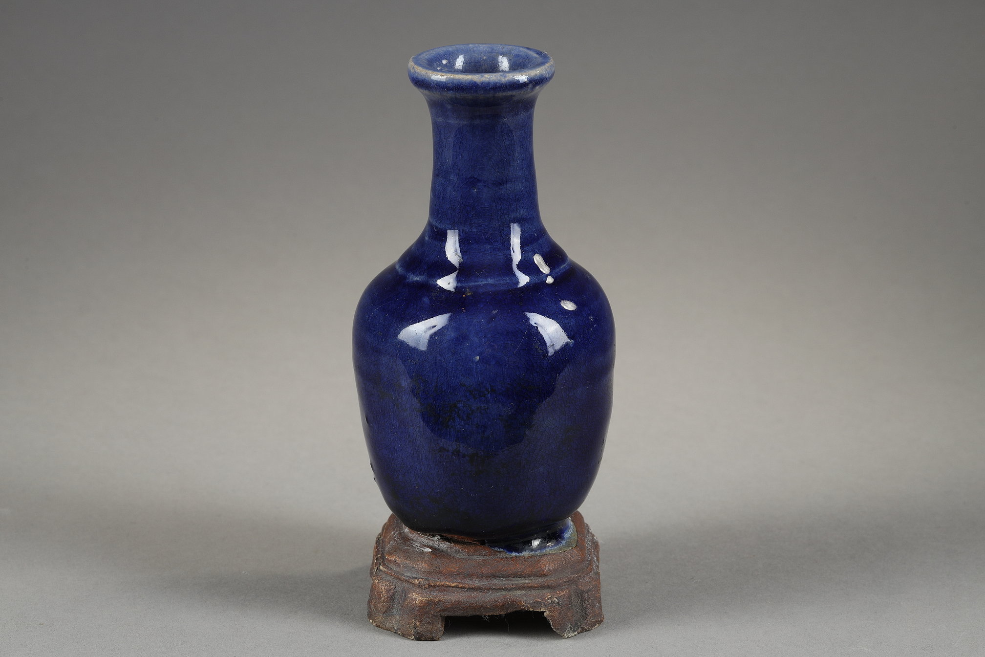 vase bottle in blue monochrome porcelain with its integrated base in ceramic imitating wood or metal 
China  18th century
H 15cm