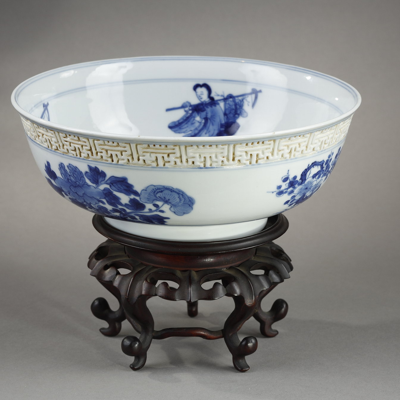 Rare Bowl 'Mantouxin bowl' in Blue White porcelain with a decoration of four immortals inside surrounding eight Buddhist objects  the outside is decorated with different flowers, the edge adorned with a frieze of swastika in relief and natural China around 1700/1720