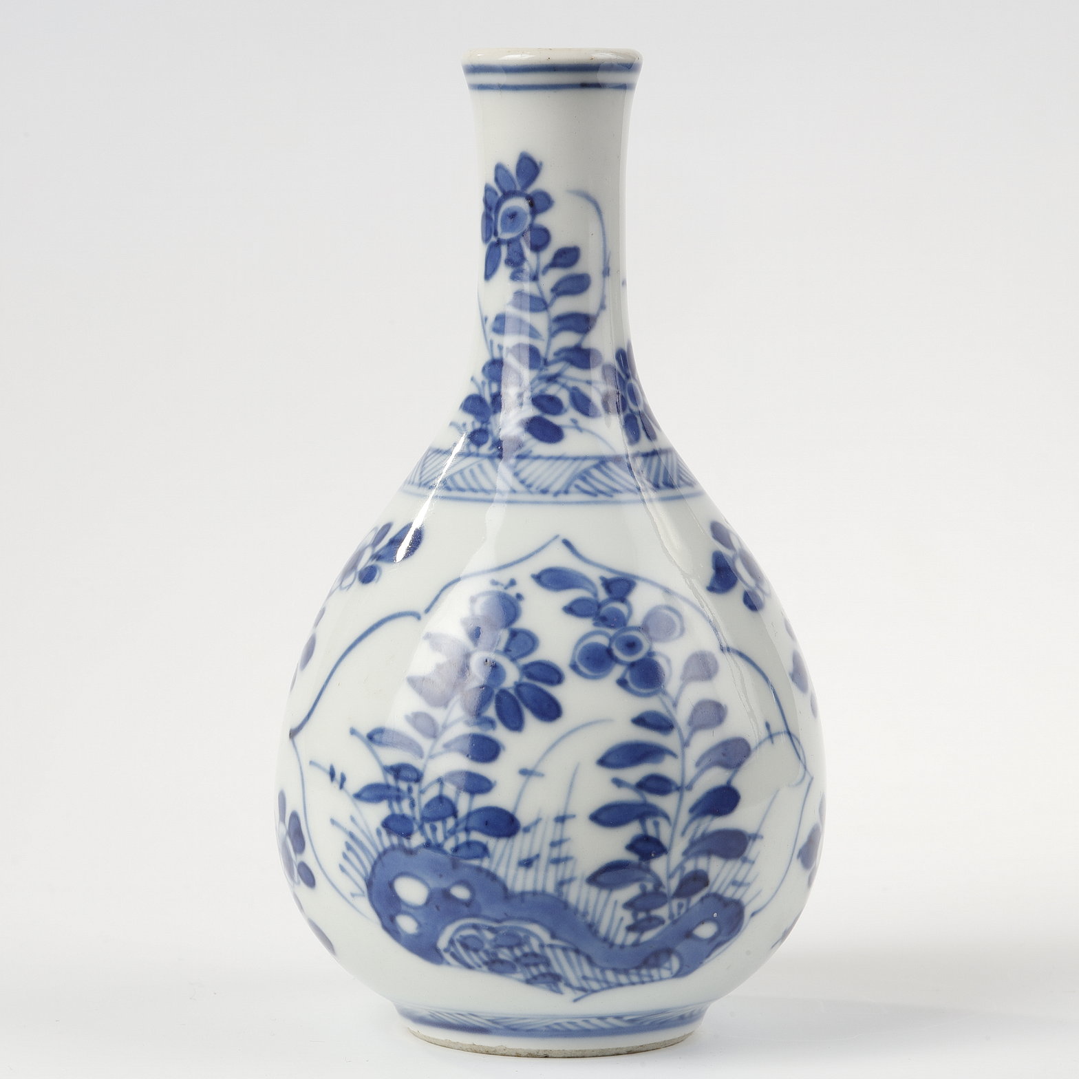 Small vase pearshape  blue and white porcelain  decorated with flowers
Kangxi period 1662/1722