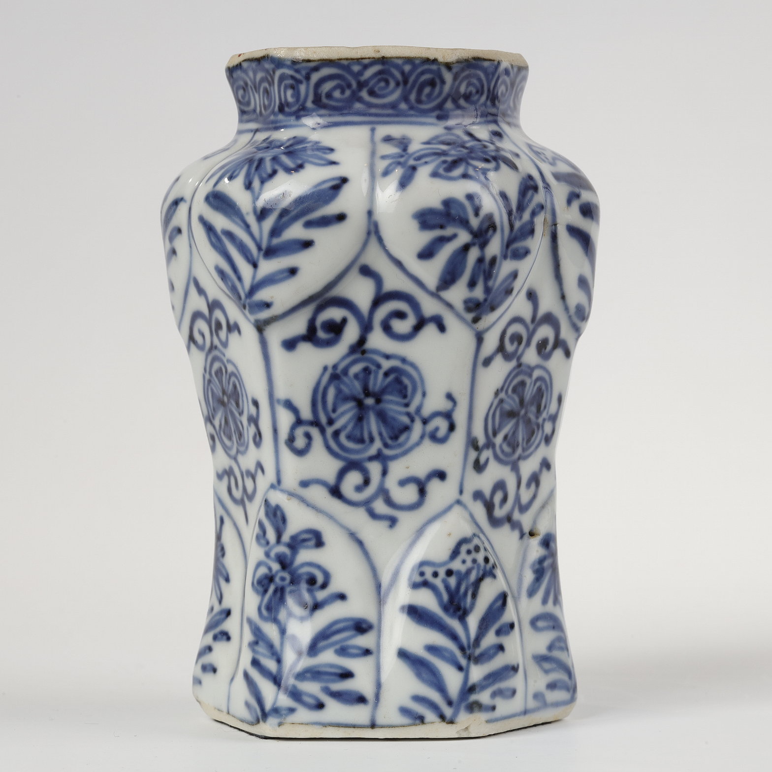 Small vase hexagonal Blue and White porcelain decorated with flowers - Kangxi period
1662/1722