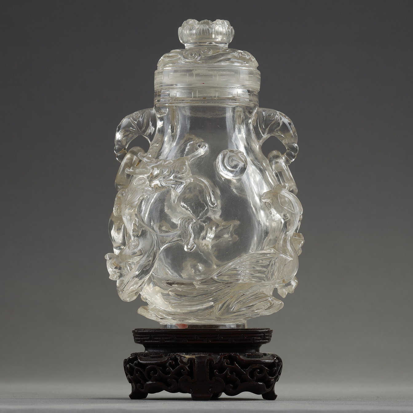Rock crystal covered vase carved with a dragon hunting the pearl and a phoenix. The handles with movable rings at the head of an elephant. And the taking of the lotus flower cover China 18/19th century 
H 12cm
