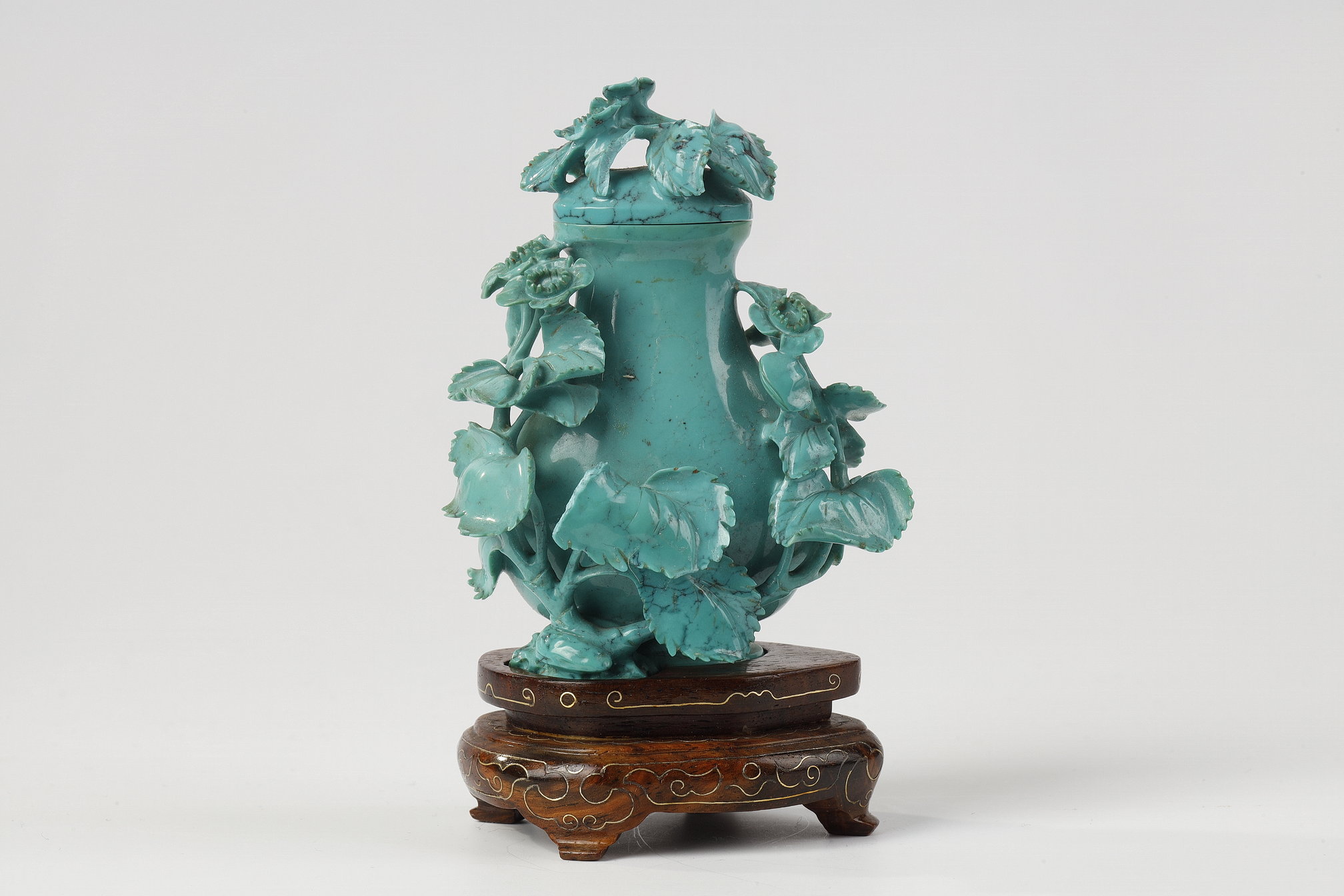 Small turquoise vase sculpted with flowers China around 1900
H 7,3cm