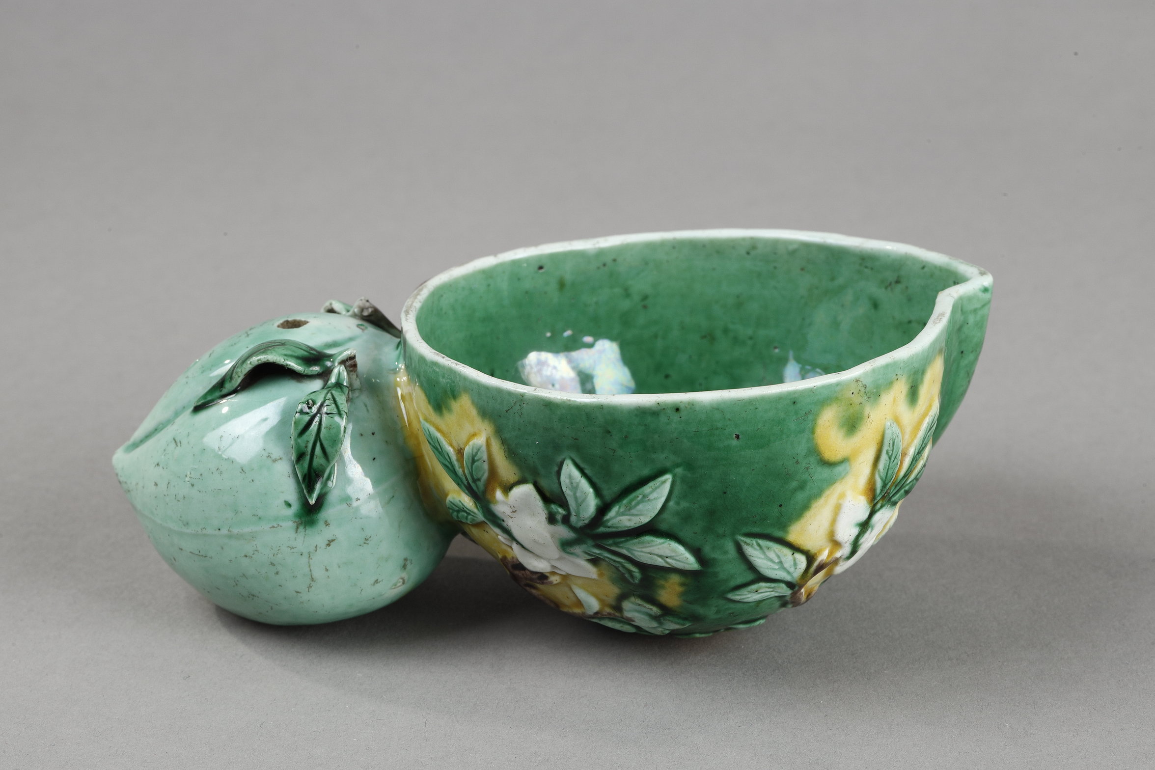 biscuit brush washer  of Famille Verte  in the shape of peach decorated with flowers and foliage in slight relief - China period Kangxi 1662/1722 
