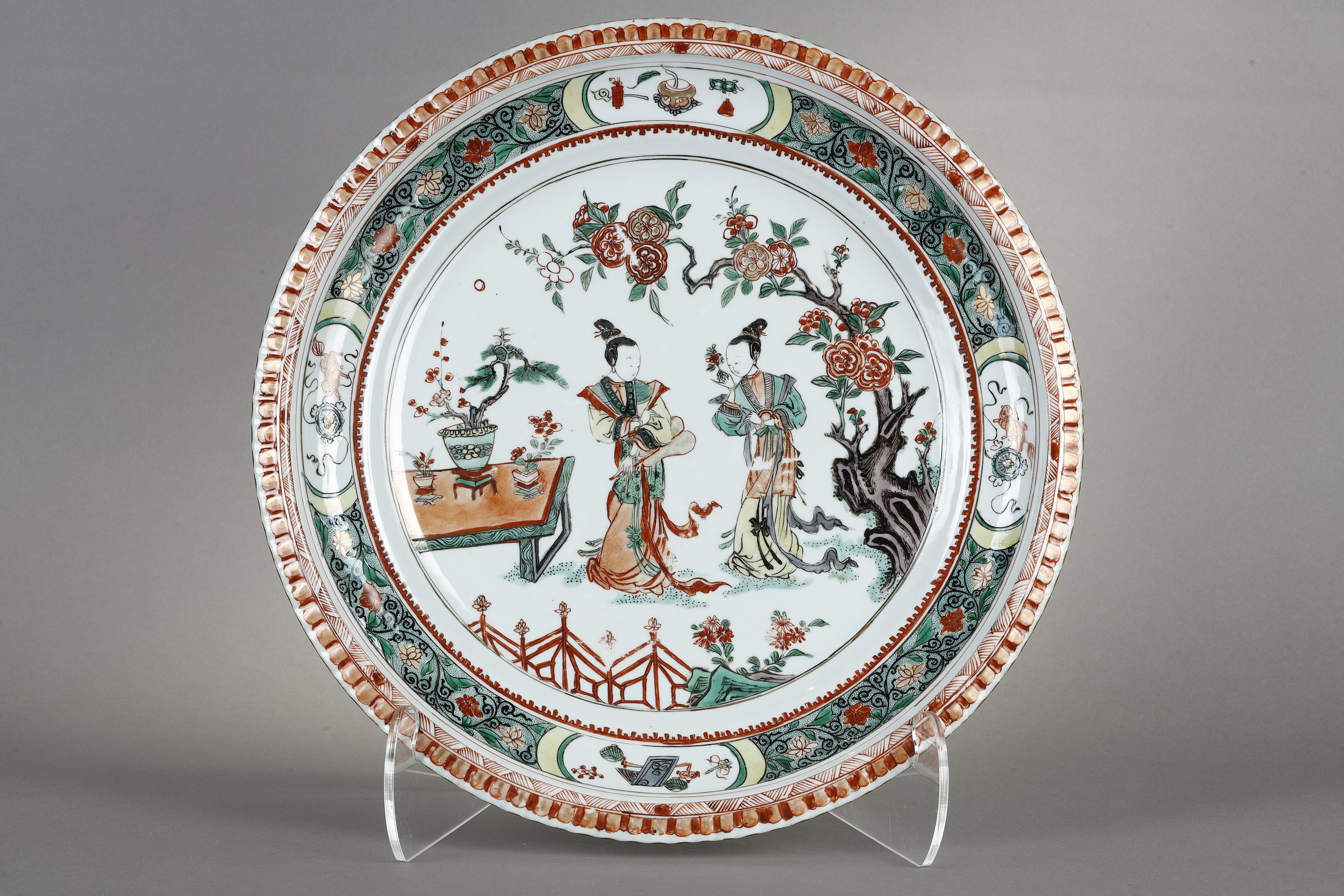  Large porcelain dish from the Famille Verte decorated with long ladys in a garden. China period Kangxi 1662/1722
diam 37cm