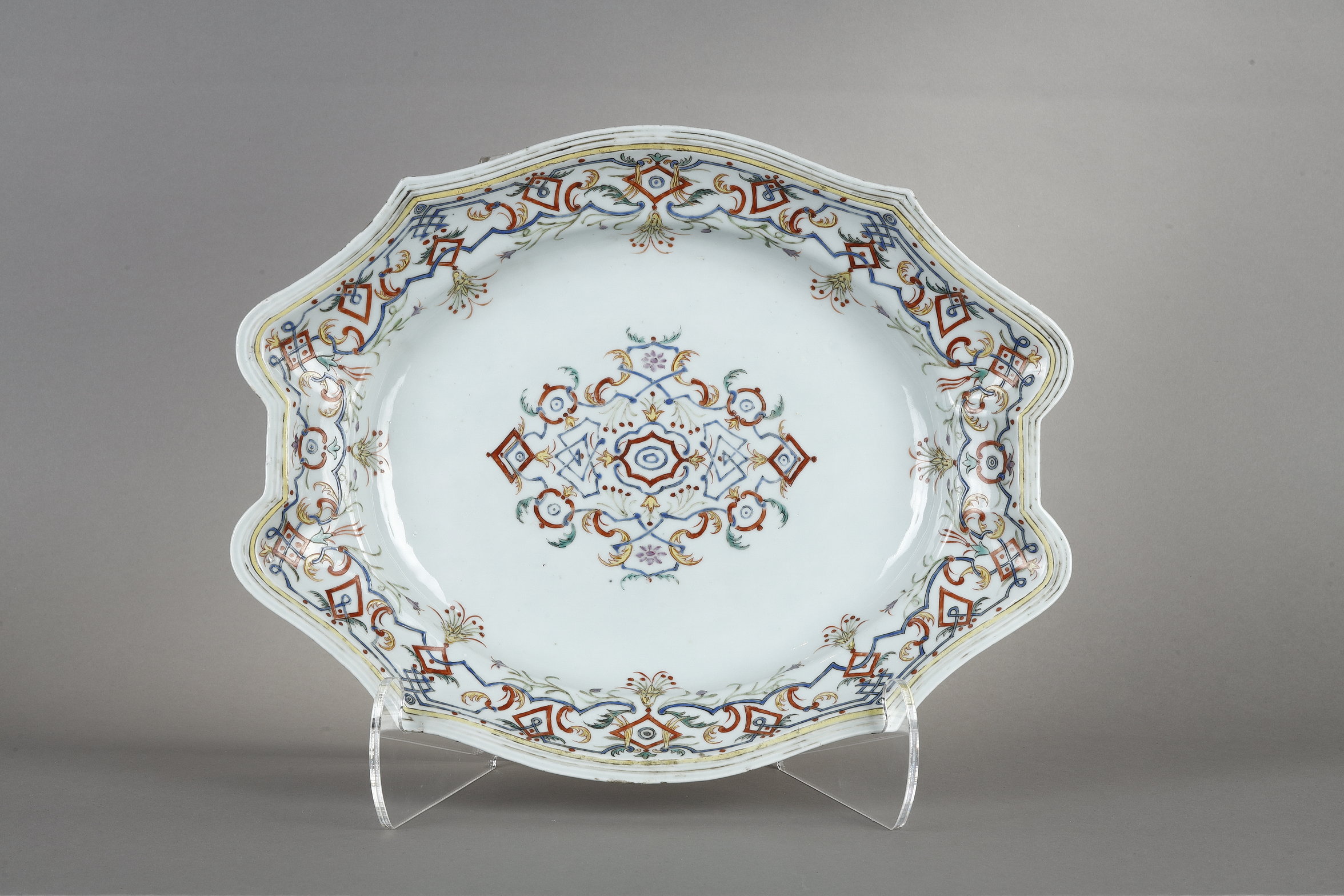 Rare dish inspired by the Italian factory of Vezzi. A probably Portuguese order.
China circa 1740
Long 40cm