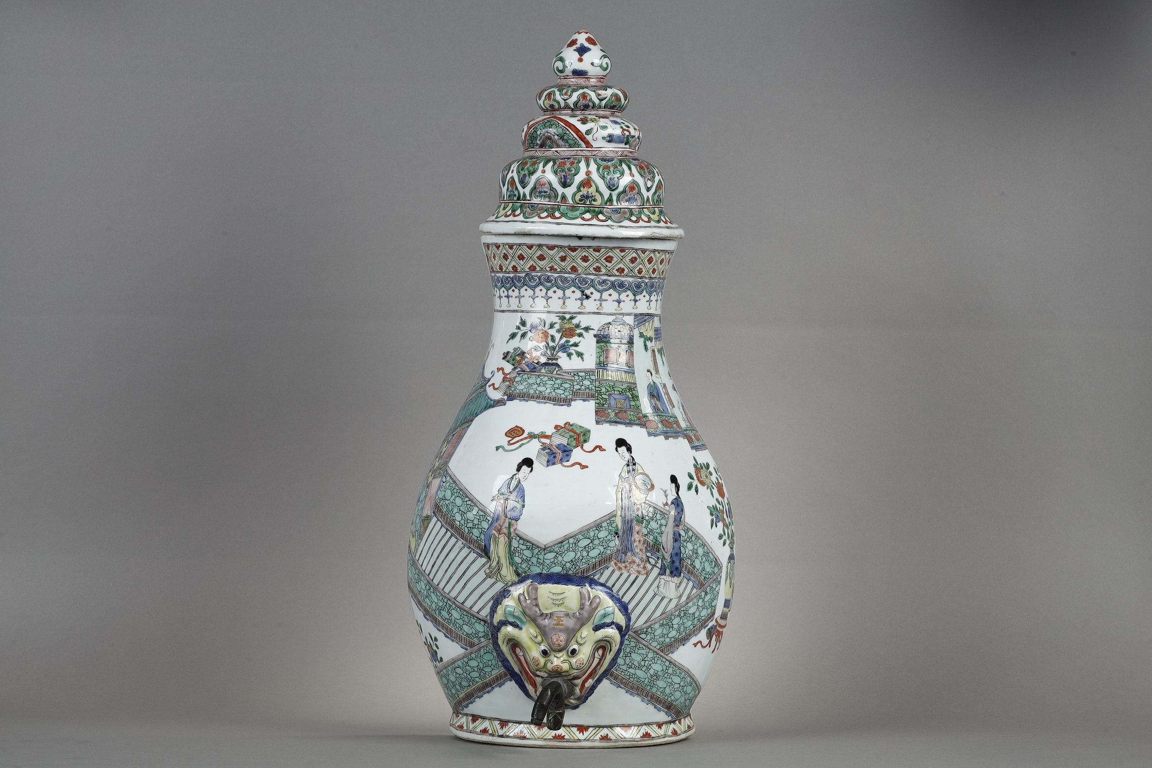 Large porcelain fountain from the Famille Verte with a decoration of characters in a landscape China period Kangxi 1662/1722

H .  55cm