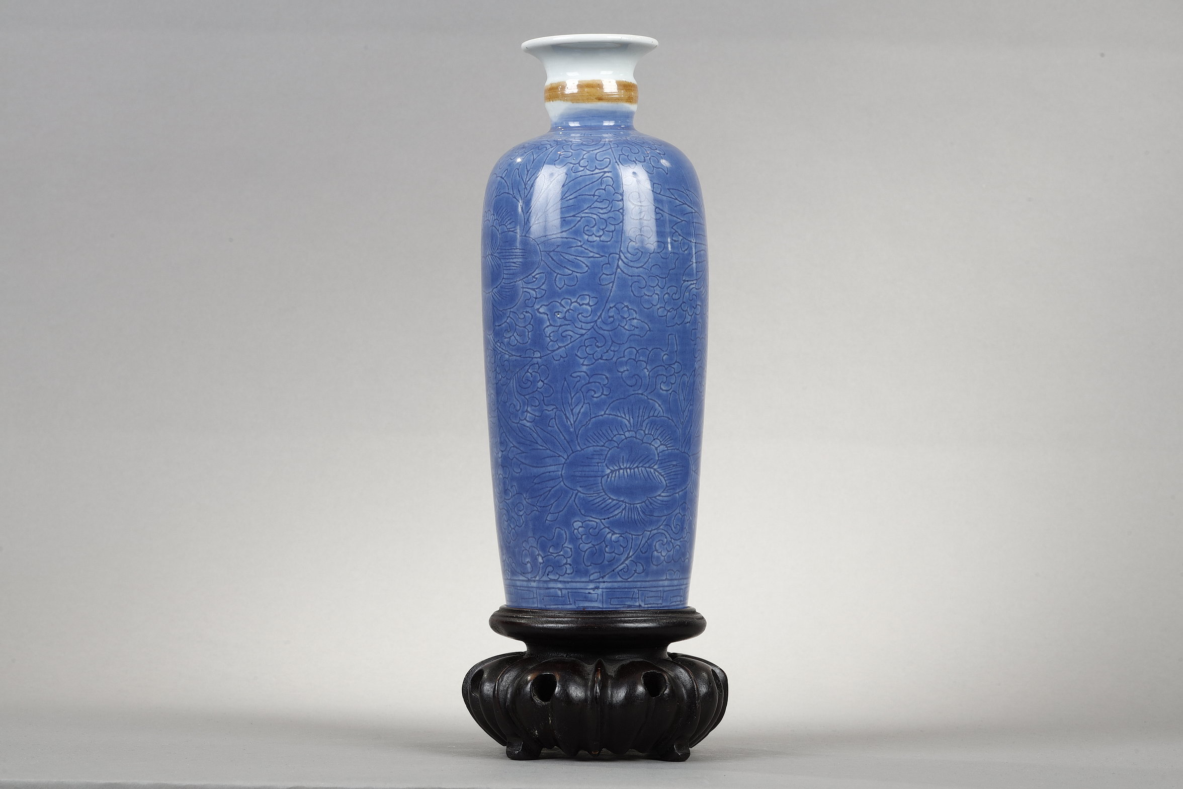 Porcelain  vase  underglaze blue  incised under the cover of flowers (peonies) the light brown and white collar - China period Kangxi 1662/1722