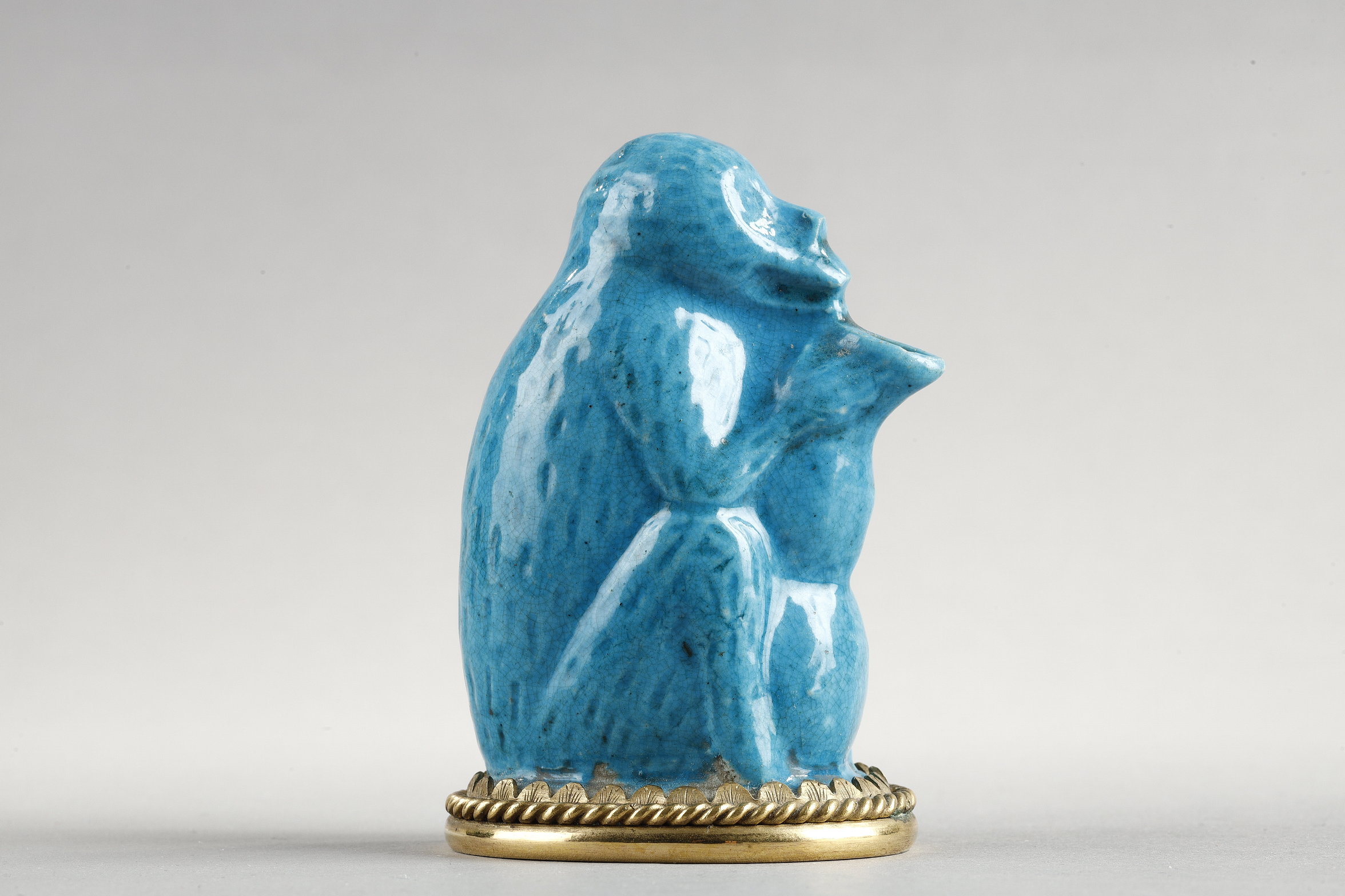 blue turquoise biscuit  compte-goutte  in the shape of a monkey holding a gourd with a pouring spout - China Kangxi 1662/1722
gilt bronze mount 
H 8cm