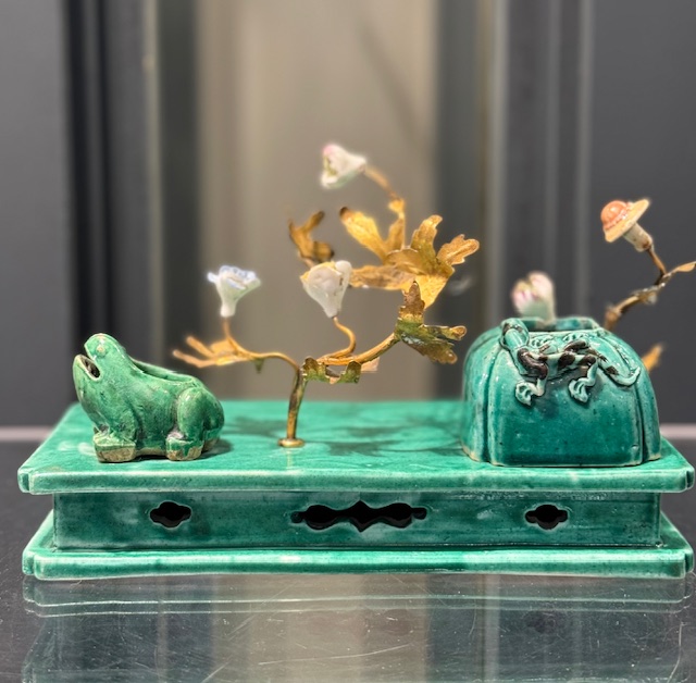 green enameled tray carrying two biscuits lettré objects in the shape of a frog and small jar with a dragon China period Kangxi 1662/1722
Mount made in Europe in golden metal and small flowers from the Meissen factory 
