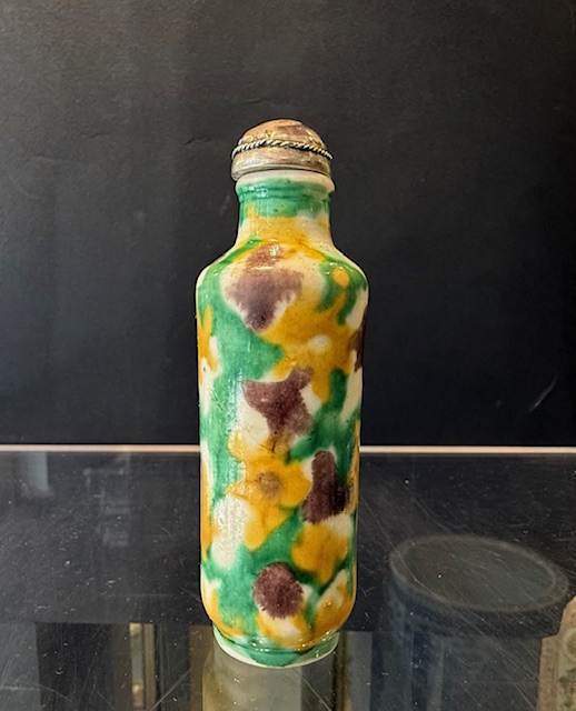 Porcelain snuff bottle 3 colors green aubergine yellow type sancai - Mark in blue underglaze 
Yongzheng - China 19th century