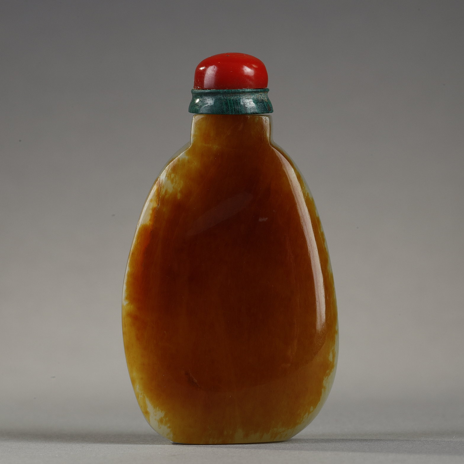 Snuff bottle in light green jade on one side and rust brown  on the other - China 1750/1850