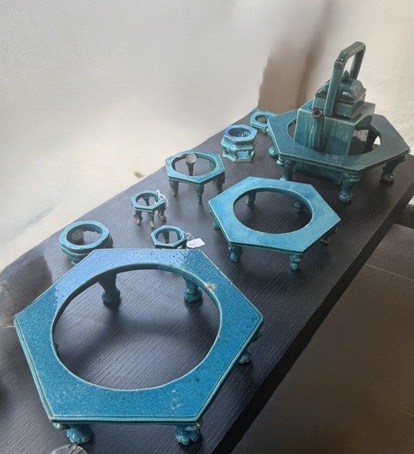 Rare collection of "turquoise blue" biscuit bases stands with feet shaped like lion’s paws -
China Period Kangxi 1662/1722
From the important Barzilai-Hollander collection