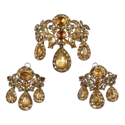18th century foiled light orange topaz triple drop demi-parure of brooch and pair of earrings, Portuguese c.1770, of girandole design,