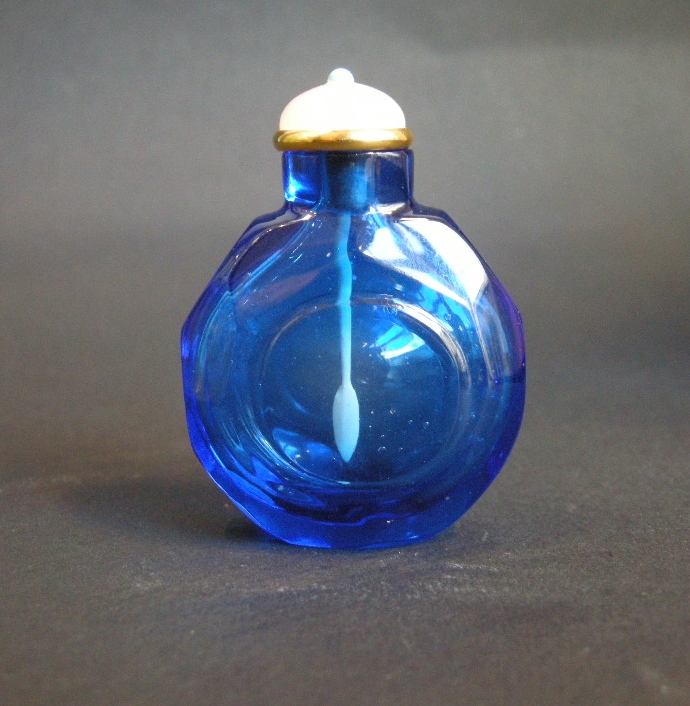 Glass saphir snuff bottle | MasterArt